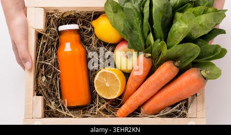 Verschiedene Obst- und Gemüsesorten in Holzkiste für die Zubereitung von Detox-Smoothie Stockfoto