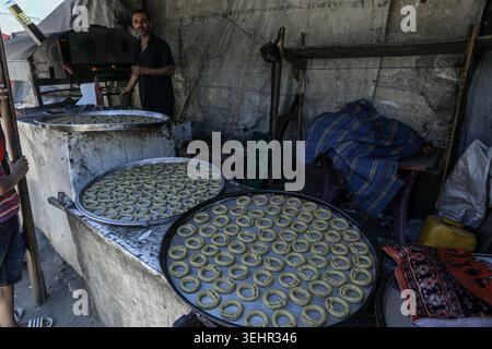 Khan Yunis, Palästinensische Gebiete. Mai 2026. Ein Palästinenser backt traditionelle Kuchenbonbons in der Stadt Khan Yunis, in Vorbereitung auf das muslimische fest von Eid al-Adha, oder fest des Opfers. Abed Rahim Khatib/dpa/Alamy Live News Stockfoto