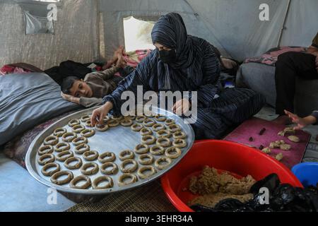 Khan Yunis, Palästinensische Gebiete. Mai 2026. Eine Palästinenserin bereitet in Khan Yunis traditionelle Kuchenbonbons vor, als Vorbereitung auf das muslimische fest von Eid al-Adha, oder das Opferfest. Abed Rahim Khatib/dpa/Alamy Live News Stockfoto