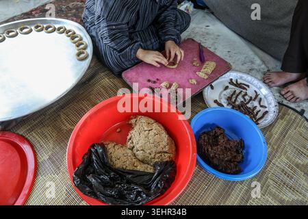 Khan Yunis, Palästinensische Gebiete. Mai 2026. Eine Palästinenserin bereitet in Khan Yunis traditionelle Kuchenbonbons vor, als Vorbereitung auf das muslimische fest von Eid al-Adha, oder das Opferfest. Abed Rahim Khatib/dpa/Alamy Live News Stockfoto