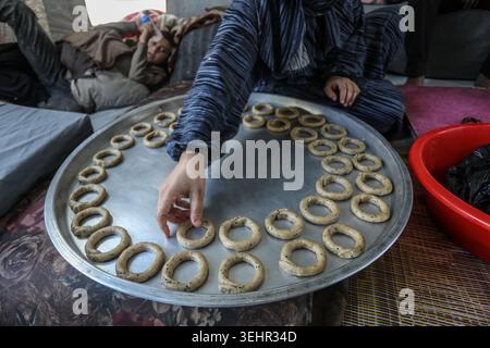 Khan Yunis, Palästinensische Gebiete. Mai 2026. Eine Palästinenserin bereitet in Khan Yunis traditionelle Kuchenbonbons vor, als Vorbereitung auf das muslimische fest von Eid al-Adha, oder das Opferfest. Abed Rahim Khatib/dpa/Alamy Live News Stockfoto