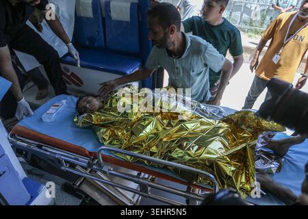 Khan Yunis, Palästinensische Gebiete. Mai 2026. Ein verwundetes Mädchen kommt im Nasser Krankenhaus an, nachdem ein israelischer Luftangriff auf ein Zelt gerichtet war, in dem Vertriebene in der Nähe des Al-Ribat College untergebracht waren. Abed Rahim Khatib/dpa/Alamy Live News Stockfoto