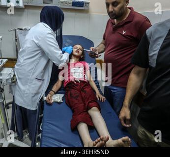 Khan Yunis, Palästinensische Gebiete. Mai 2026. Ein verwundetes Mädchen wird im Nasser Krankenhaus behandelt, nachdem ein israelischer Luftangriff auf ein Zelt in der Nähe des Al-Ribat College abzielte. Quelle: Abed Rahim Khatib/dpa – AUFMERKSAMKEIT: Grafikinhalte/dpa/Alamy Live News Stockfoto