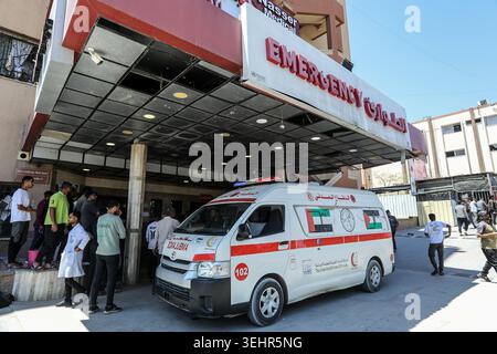Khan Yunis, Palästinensische Gebiete. Mai 2026. Eine Reihe von Verwundeten und Toten kommen im Nasser-Krankenhaus an, nachdem ein israelischer Luftangriff auf ein Zelt in der Nähe des Al-Ribat College abzielte, in dem Vertriebene untergebracht waren. Abed Rahim Khatib/dpa/Alamy Live News Stockfoto