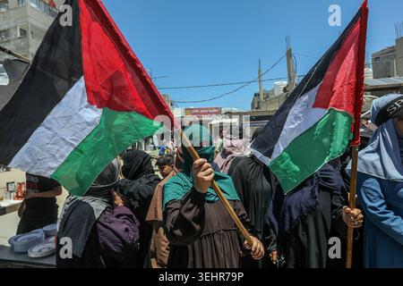 Khan Yunis, Palästinensische Gebiete. Mai 2026. Die Menschen nehmen an einer Kundgebung unter dem Namen (Freiheitskonvois in Richtung Gaza) teil, in Solidarität mit dem Konvoi der Freiheitsflotte, der nach Gaza fährt, um die Belagerung zu durchbrechen und dem palästinensischen Volk Hilfe zu gewähren, und in Protest gegen die Festnahmen der Solidaritätsaktivisten durch die israelische Armee. Quelle: Abed Rahim Khatib/dpa – AUFMERKSAMKEIT: Grafikinhalte/dpa/Alamy Live News Stockfoto