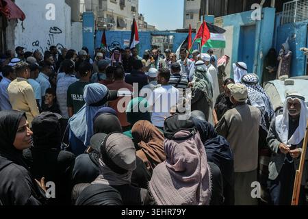 Khan Yunis, Palästinensische Gebiete. Mai 2026. Die Menschen nehmen an einer Kundgebung unter dem Namen (Freiheitskonvois in Richtung Gaza) teil, in Solidarität mit dem Konvoi der Freiheitsflotte, der nach Gaza fährt, um die Belagerung zu durchbrechen und dem palästinensischen Volk Hilfe zu gewähren, und in Protest gegen die Festnahmen der Solidaritätsaktivisten durch die israelische Armee. Quelle: Abed Rahim Khatib/dpa – AUFMERKSAMKEIT: Grafikinhalte/dpa/Alamy Live News Stockfoto