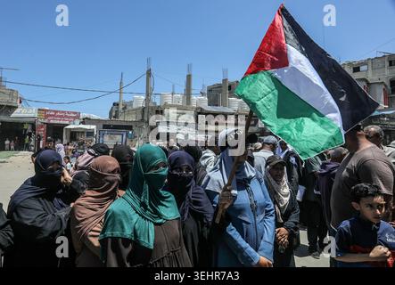 Khan Yunis, Palästinensische Gebiete. Mai 2026. Die Menschen nehmen an einer Kundgebung unter dem Namen (Freiheitskonvois in Richtung Gaza) teil, in Solidarität mit dem Konvoi der Freiheitsflotte, der nach Gaza fährt, um die Belagerung zu durchbrechen und dem palästinensischen Volk Hilfe zu gewähren, und in Protest gegen die Festnahmen der Solidaritätsaktivisten durch die israelische Armee. Quelle: Abed Rahim Khatib/dpa – AUFMERKSAMKEIT: Grafikinhalte/dpa/Alamy Live News Stockfoto