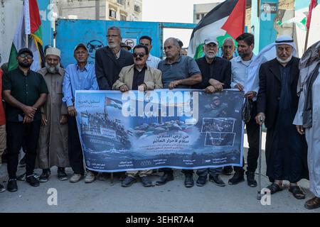 Khan Yunis, Palästinensische Gebiete. Mai 2026. Die Menschen nehmen an einer Kundgebung unter dem Namen (Freiheitskonvois in Richtung Gaza) teil, in Solidarität mit dem Konvoi der Freiheitsflotte, der nach Gaza fährt, um die Belagerung zu durchbrechen und dem palästinensischen Volk Hilfe zu gewähren, und in Protest gegen die Festnahmen der Solidaritätsaktivisten durch die israelische Armee. Quelle: Abed Rahim Khatib/dpa – AUFMERKSAMKEIT: Grafikinhalte/dpa/Alamy Live News Stockfoto