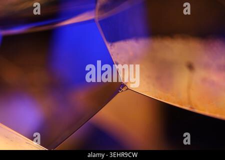 Abstrakte Makroaufnahme eines geometrischen Flüssigkeitsnetzwerks mit irisierenden Lichtreflexionen Stockfoto