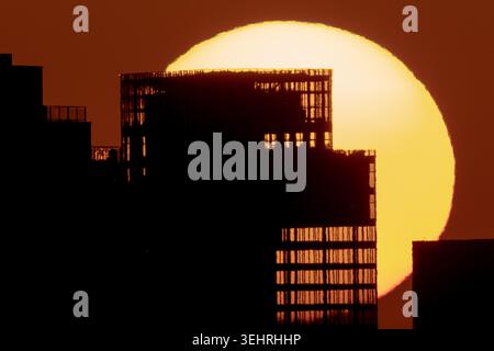 London, Großbritannien. Mai 2026. Wetter in Großbritannien: Hitzewellen-Sonnenuntergang über der Stadt, da Großbritannien seinen heißesten Tag überhaupt im Mai verzeichnet, da die Temperatur 34,8°C erreicht Wissenschaftler sagen, dass eine rekordverdächtige Hitze eine Erinnerung daran ist, wie sich die Klimakrise auf Leben auswirkt. Das Met Office sagte, dass der warme Zauber am Wochenende durch die Entwicklung des hohen Drucks über dem Land angetrieben wurde, der dazu führte, dass die Luft sinkt, komprimiert und erhitzt wurde. Guy Corbishley/Alamy Live News Stockfoto