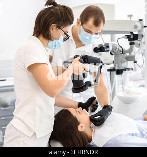Zwei hoch professionelle Zahnärzte unter Foto des Patienten Zähne qualifizierten Stockfoto