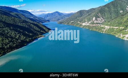 Das Zhinvali Reservoir in Georgia ZHINVALI, GEORGIA - 14. AUGUST 2024: Eine Drohnenaufnahme fängt das malerische türkisfarbene Wasser des Zhinvali Reservoir, umgeben von üppigen grünen Bergen, ein. Das riesige Wasserreservoir, das sich entlang der Georgian Military Highway befindet, ist ein beliebter Panoramastopp für Reisende und Ökotouristen. ZHINVALI GEORGIA Copyright: XMohammadxBashirxAldaherx Stockfoto