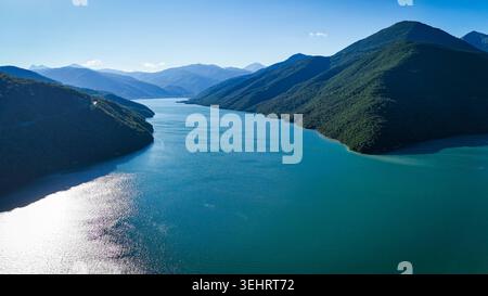 Das Zhinvali Reservoir in Georgia ZHINVALI, GEORGIA - 14. AUGUST 2024: Eine Drohnenaufnahme fängt das malerische türkisfarbene Wasser des Zhinvali Reservoir, umgeben von üppigen grünen Bergen, ein. Das riesige Wasserreservoir, das sich entlang der Georgian Military Highway befindet, ist ein beliebter Panoramastopp für Reisende und Ökotouristen. ZHINVALI GEORGIA Copyright: XMohammadxBashirxAldaherx Stockfoto