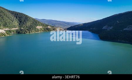Das Zhinvali Reservoir in Georgia ZHINVALI, GEORGIA - 14. AUGUST 2024: Eine Drohnenaufnahme fängt das malerische türkisfarbene Wasser des Zhinvali Reservoir, umgeben von üppigen grünen Bergen, ein. Das riesige Wasserreservoir, das sich entlang der Georgian Military Highway befindet, ist ein beliebter Panoramastopp für Reisende und Ökotouristen. ZHINVALI GEORGIA Copyright: XMohammadxBashirxAldaherx Stockfoto