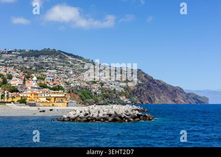 Das historische Forte de Sao Tiago überblickt die Küste von Funchal. Bunte Gebäude kaskadieren Hügel hinunter in Richtung felsiges Ufer. Stockfoto