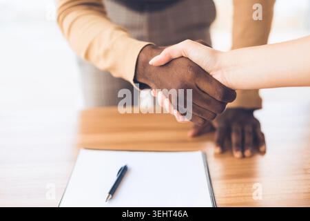 Erfolgreiche Geschäftsleute schütteln die Hand und schließen den Deal ab Stockfoto