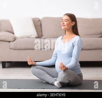 Schöne schwangere Yoga zu Hause Stockfoto