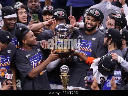 Cleveland, Usa. Mai 2026. Die New York Knicks feiern 130-93 einen Sieg über die Cleveland Cavaliers im Finale der Eastern Conference 4 und gewinnen die Serie 4-0 am Montag, 25. Mai 2026 in Cleveland, Ohio. Foto von Aaron Josefczyk Credit: UPI/Alamy Live News Stockfoto