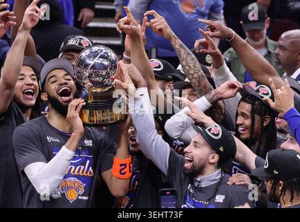 Cleveland, Usa. Mai 2026. Die New York Knicks feiern 130-93 einen Sieg über die Cleveland Cavaliers im Finale der Eastern Conference 4 und gewinnen die Serie 4-0 am Montag, 25. Mai 2026 in Cleveland, Ohio. Foto von Aaron Josefczyk Credit: UPI/Alamy Live News Stockfoto
