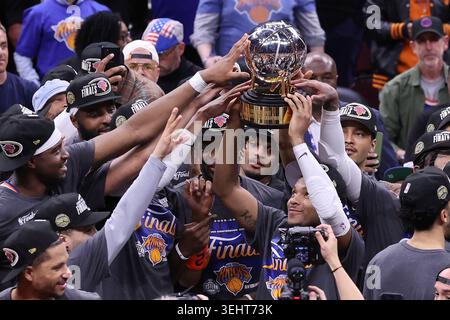 Cleveland, Usa. Mai 2026. Die New York Knicks feiern 130-93 einen Sieg über die Cleveland Cavaliers im Finale der Eastern Conference 4 und gewinnen die Serie 4-0 am Montag, 25. Mai 2026 in Cleveland, Ohio. Foto von Aaron Josefczyk Credit: UPI/Alamy Live News Stockfoto