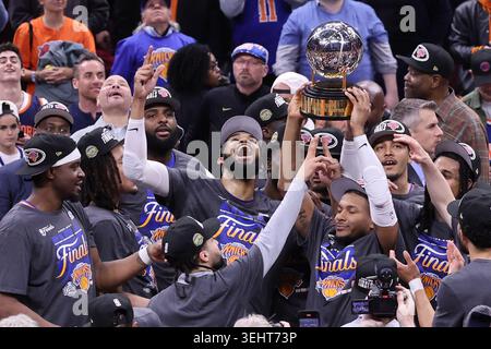 Cleveland, Usa. Mai 2026. Die New York Knicks feiern 130-93 einen Sieg über die Cleveland Cavaliers im Finale der Eastern Conference 4 und gewinnen die Serie 4-0 am Montag, 25. Mai 2026 in Cleveland, Ohio. Foto von Aaron Josefczyk Credit: UPI/Alamy Live News Stockfoto