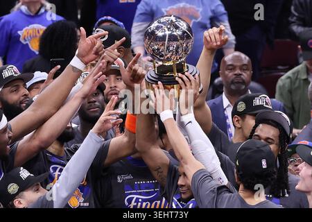 Cleveland, Usa. Mai 2026. Die New York Knicks feiern 130-93 einen Sieg über die Cleveland Cavaliers im Finale der Eastern Conference 4 und gewinnen die Serie 4-0 am Montag, 25. Mai 2026 in Cleveland, Ohio. Foto von Aaron Josefczyk Credit: UPI/Alamy Live News Stockfoto
