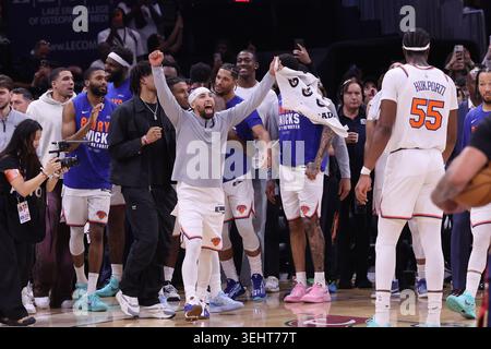 Cleveland, Usa. Mai 2026. Die New York Knicks Jose Alvarado feiern 130-93 einen Sieg über die Cleveland Cavaliers im Finale der Eastern Conference 4 und gewinnen die Serie 4-0 in Cleveland, Ohio am Montag, 25. Mai 2026. Foto von Aaron Josefczyk Credit: UPI/Alamy Live News Stockfoto