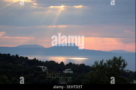 Rethymno Rethymno Griechenland 25.05.26 Blick bei Rethymno auf die Berge bei Chania im Abendlicht Loutro Ort Kreta Griechenland *** Rethymno Rethymno Griechenland 25 05 26 Blick bei Rethymno auf die Berge bei Chania im Abendlicht Loutro Place Kreta Griechenland Stockfoto