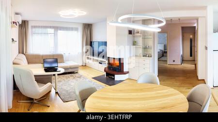 Ein modernes Innendesign im Wohnzimmer mit lebendigen dekorativen Akzenten Stockfoto