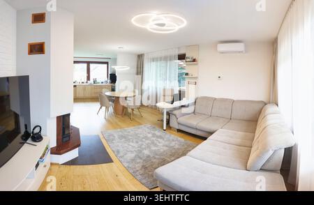 Ein modernes Innendesign im Wohnzimmer mit lebendigen dekorativen Akzenten Stockfoto