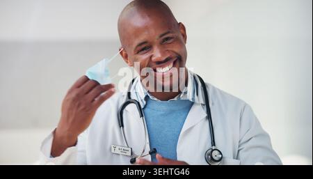 Arzt, Gesichtsmaske und Porträt des schwarzen Mannes im Krankenhaus für Virusschutz, Ausbruch und Virologen. Gesundheitsberater, Experte für Infektionskrankheiten Stockfoto