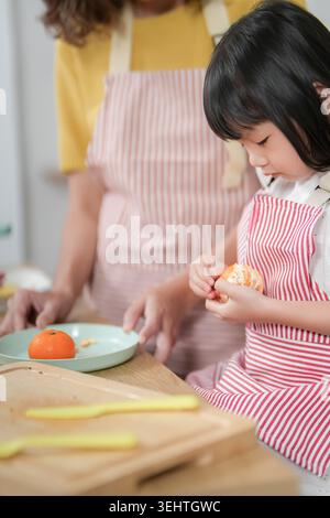 Familienzeit, Frühstück, gemeinsame Aktivitäten während der Ferien. Eltern und Kinder essen in den Ferien zusammen. Neues Zuhause für Fam Stockfoto