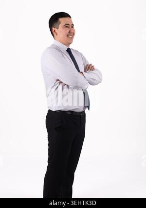 Selbstbewusster junger asiatischer Geschäftsmann, der Arme auf weißem Hintergrund kreuzt Stockfoto