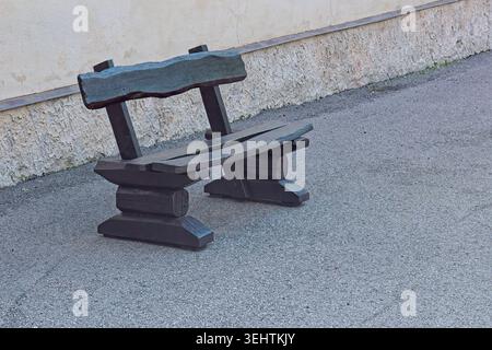 Dunkle Holzbank mit markant geformter Rückenlehne, Saaremaa, Estland, Europa. Stockfoto