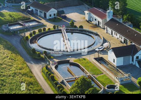 Luftaufnahme der modernen industriellen Kläranlage bei Sonnenaufgang. Stockfoto