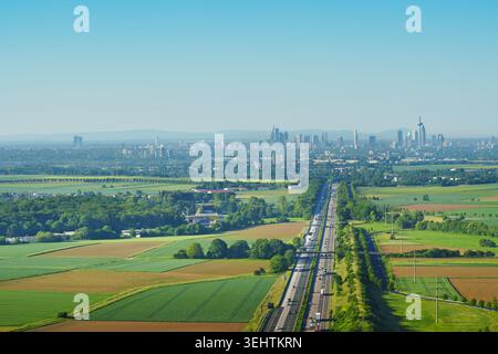 Eine Landschaft aus Drohnenperspektive mit Blick auf die Autobahn nach Frankfurt am Main. Eine landwirtschaftliche Landschaft aus der Luft. Stockfoto