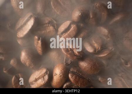 Dunkel geröstete Kaffeebohnen Hintergrund Nahaufnahme selektiver Fokus Stockfoto