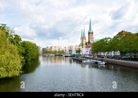 Lübecker Altstadt mit den Kirchtürmen St. Marien und St. Petri, Blick von der Untertrave Stockfoto
