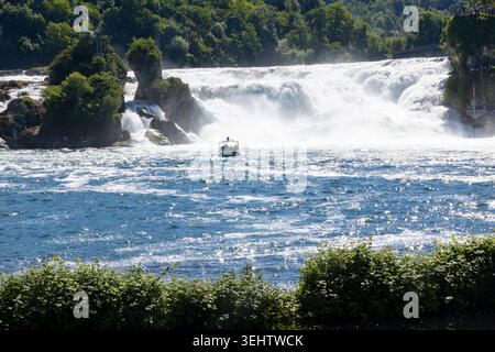 Rheinfall bei Schaffhausen 23052026 - der Rheinfall bei Neuhausen am Rheinfall Kanton Schaffhausen und Laufen-Uhwiesen Kanton Zuerich Zürich, Schweiz. Mit 23 m Höhe und 150 m Breite einer der groessten Wasserfaelle Europas, ca. 4 km südwestlich von Schaffhausen. Besucher erreichen den Fall per Ausflugsboot vom Schloesschen Woerth Schlösschen Wörth absetzen am mittleren Felsen moeglich. Auf der Zuercher Seite thront Schloss Laufen mit Aussichtsstegen und Glaslift seit 2008. 2013 zaehlt der Rheinfall 1,3 Mio. Besucher. Schaffhausen Schaffhausen Schweiz *** Rheinfall bei Schaffhausen 2305202 Stockfoto
