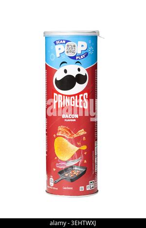 Chisinau, Moldau - 25. Mai 2026: Kartoffelchips mit Pringles Bacon-Geschmack stehen auf weißem Hintergrund Stockfoto