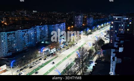Skyline bei Nacht mit Straßenverkehr und Lichtwegen für Wohngebiete Stockfoto