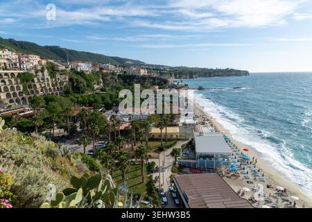 Tropea - Kalabrien - Italien - 05-30-2025: Blick auf Tropea in Kalabrien, Süditalien, mit Blick auf die Küste, die Badeorte und Gebäude entlang der erhöhten Klippen über dem Meer. Stockfoto