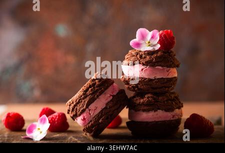 Hausgemachte Eiskekse, Sandwiches mit Himbeeren und Schokolade Stockfoto