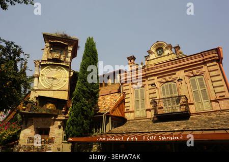 Tiflis, Georgien: Uhrenturm des Rezo Gabriadze Marionettentheaters Stockfoto