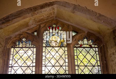 Mittelalterlicher Glaskopf eines kanonisierten Bischofs in einer Gehrung mit crozier, um 1410–1440, nördliches Seitenfenster. St. Peter's Church, Newton Bromswold, North Stockfoto