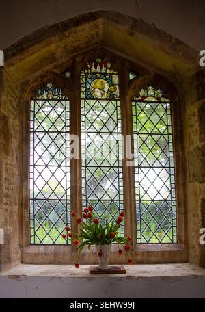 Mittelalterlicher Glaskopf eines kanonisierten Bischofs in einer Gehrung mit crozier, um 1410–1440, nördliches Seitenfenster. St. Peter's Church, Newton Bromswold, North Stockfoto