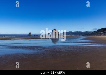 Cannon Beach bei Ebbe mit Haystack Rock im Hintergrund Stockfoto