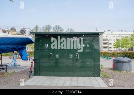 Moderne öffentliche Toiletten in der Nähe des Yachthafens mit städtischer Infrastruktur und zugänglichem Eingang Stockfoto