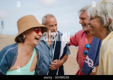Glückliche ältere Freunde lächeln und lachen im Strandurlaub Stockfoto