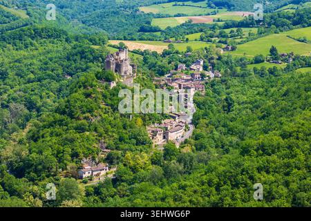 Schloss Penne auf einem felsigen Sporn mit Blick auf das Dorf im Herzen des Grésigne-Waldes und der Gorges de l'Aveyron Stockfoto